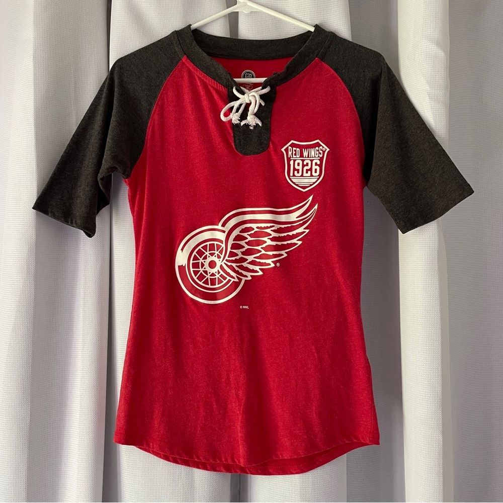 Detroit Red Wings Top Women’s Sz S | 4/6 NHL Raglan Tie Graphic Shirt 1/2 Sleeve